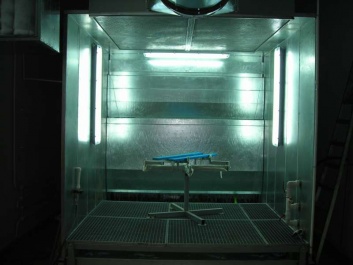 Покрасочная камера с водяной завесой и активным водяным поддоном